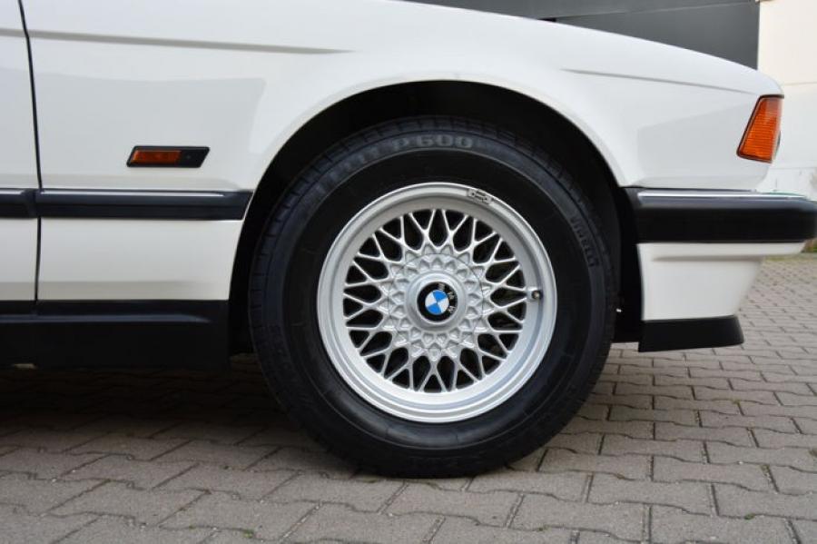 Логотип BMW 740i (E32) 1992 года  (UK) (фото 122 из 170)